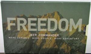 2005 Jeep Commander Original Sales Portfolio Mailer With 5 Photo Info Cards