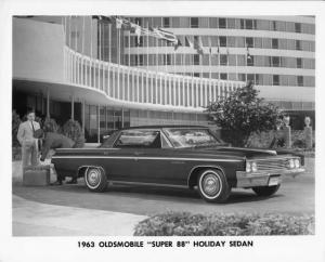 1963 Oldsmobile Super 88 Holiday Sedan Press Photo and Release 0065