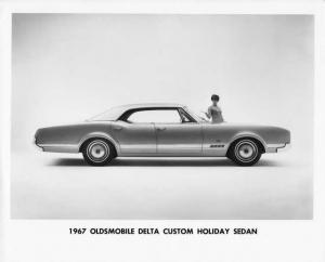 1967 Oldsmobile Delta Custom Holiday Sedan Press Photo and Release 0121