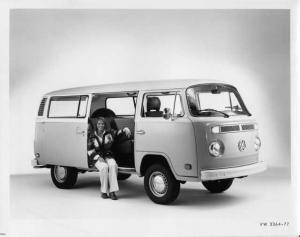 1977 VW Volkswagen Station Wagon Bus Van Press Photo and Release 0023