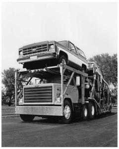 1980 Chevrolet Bruin Hauling a Blazer and other Chevy Trucks Press Photo 0150
