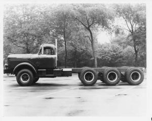 1960s Hendrickson 14 Wheeled Truck Press Photo 0004