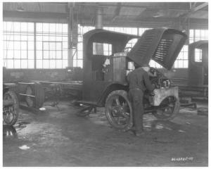 1925 Mack AK Truck in the Shop Press Photo 0285