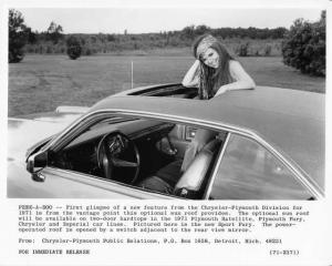 1971 Plymouth Sport Fury Sun Roof Peek-a-Boo Press Photo 0092
