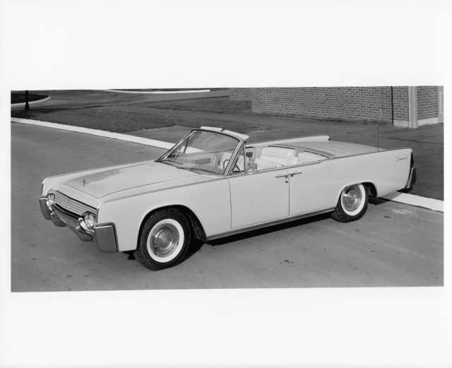 1961 Lincoln Continental Convertible Press Photo 0030