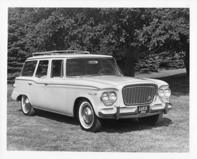 1961 Studebaker Lark 4-Door Station Wagon Press Photo and Release 0012