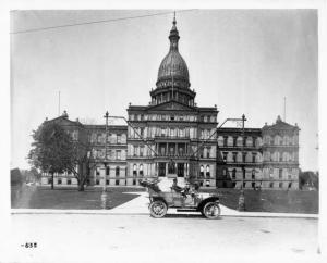 1907 Oldsmobile Model L in Front of Michigan State Capitol Press Photo 0012