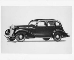 1936 Oldsmobile Six 4-Door Touring Sedan Press Photo 0023