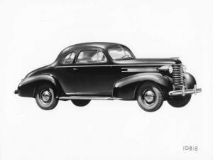 1937 Oldsmobile 6 Cylinder 2-Door Club Coupe Press Photo 0025