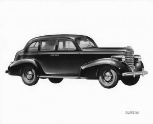 1938 Oldsmobile Eight Four-Door Touring Sedan Press Photo 0035