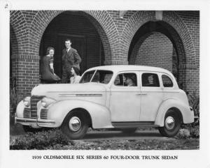 1939 Oldsmobile Six Series 60 Four-Door Trunk Sedan Press Photo 0037