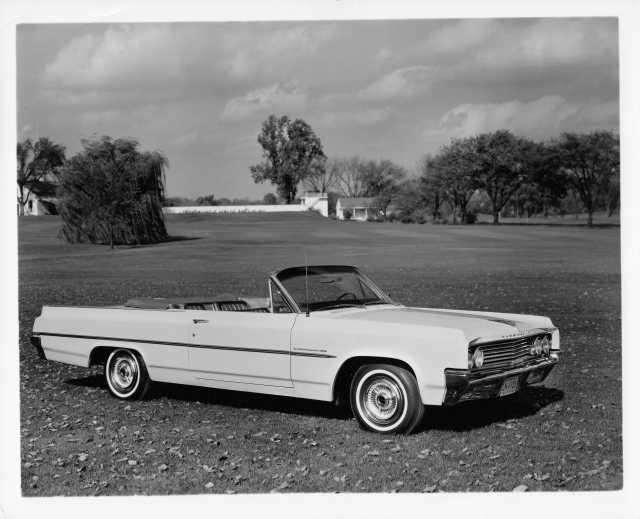 1963 Oldsmobile Dynamic 88 Convertible Coupe Press Photo and Release 0066