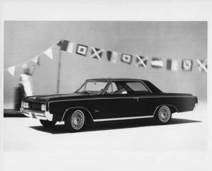 1964 Oldsmobile F-85 Cutlass Holiday Coupe Press Photo and Release 0080
