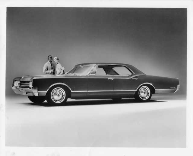 1965 Oldsmobile Dynamic 88 Holiday Sedan Press Photo and Release 0093