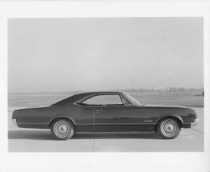 1966 Oldsmobile Dynamic 88 Holiday Coupe Press Photo and Release 0097