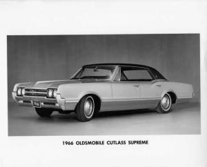 1966 Oldsmobile Cutlass Supreme Press Photo and Release 0104
