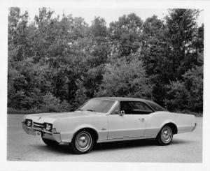 1967 Oldsmobile Cutlass Supreme Holiday Coupe Press Photo and Release 0117