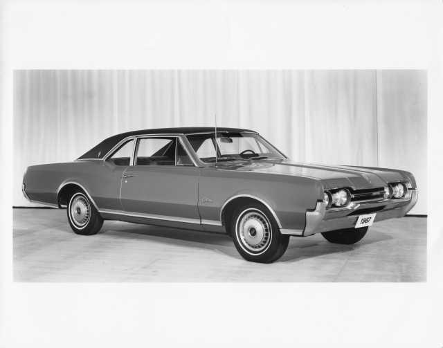 1967 Oldsmobile Cutlass Supreme Press Photo and Release 0118