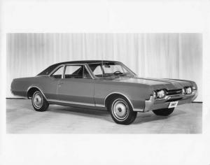 1967 Oldsmobile Cutlass Supreme Press Photo and Release 0118
