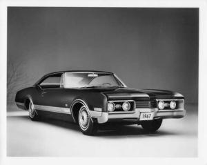 1967 Oldsmobile Delta Custom Holiday Coupe Press Photo and Release 0125