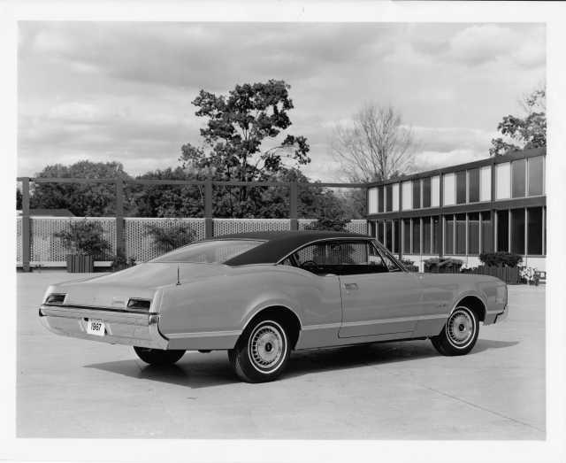 1967 Oldsmobile Delmont 88 Holiday Coupe Press Photo and Release 0130