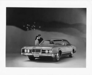 1967 Oldsmobile Delmont 88 Holiday Sedan Press Photo and Release 0134