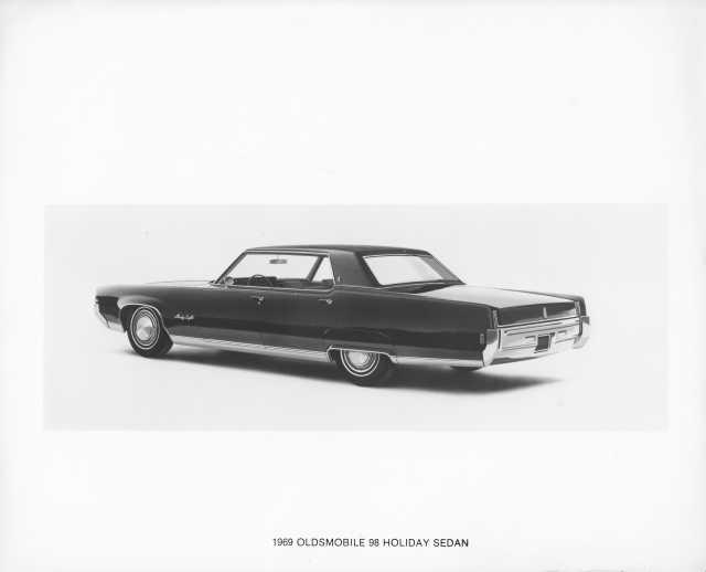 1969 Oldsmobile 98 Holiday Sedan Press Photo 0152