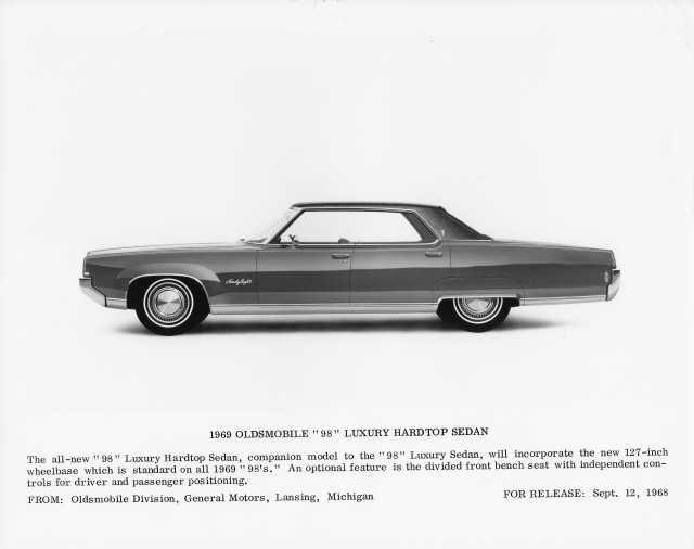 1969 Oldsmobile 98 Luxury Hardtop Sedan Press Photo 0155