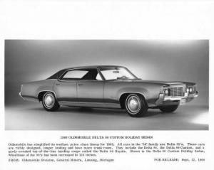 1969 Oldsmobile Delta 88 Custom Holiday Sedan Press Photo 0160