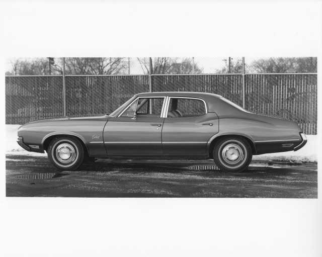 1970 Oldsmobile Cutlass Town Sedan Press Photo 0176