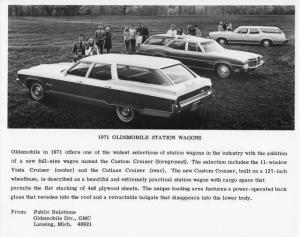 1971 Oldsmobile Custom Vista and Cutlass Cruiser Station Wagons Press Photo 0180