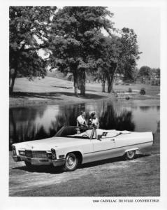 1968 Cadillac DeVille Convertible Press Photo and Release 0016