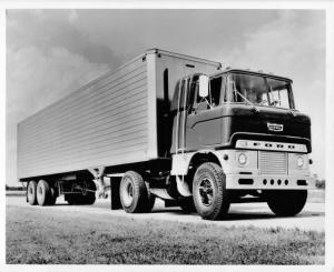 1961 Ford H Series Tilt Cab Diesel Truck Press Photo & Release 0016