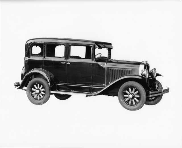 1930 Pontiac Four-Door Sedan Press Photo 0006