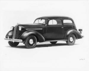 1936 Pontiac Deluxe Eight Two-Door Sedan Press Photo 0011