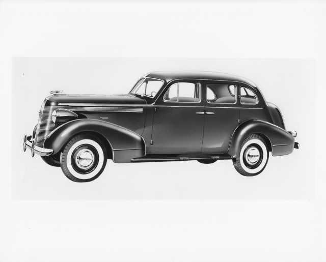 1937 Pontiac Deluxe Eight Four-Door Touring Sedan Press Photo 0012