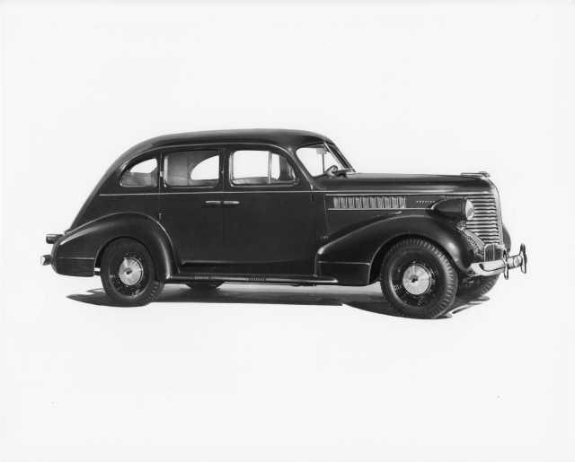 1938 Pontiac Six Four-Door Sedan Press Photo 0013