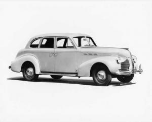 1940 Pontiac Deluxe Four-Door Touring Sedan Press Photo 0015