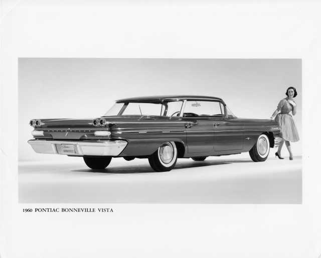 1960 Pontiac Bonneville Vista Press Photo and Release 0032
