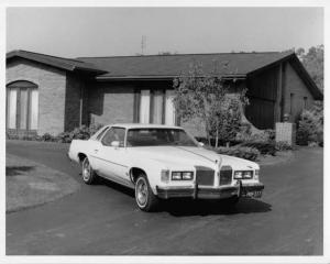 1976 Pontiac Grand Prix Press Photo and Release 0037