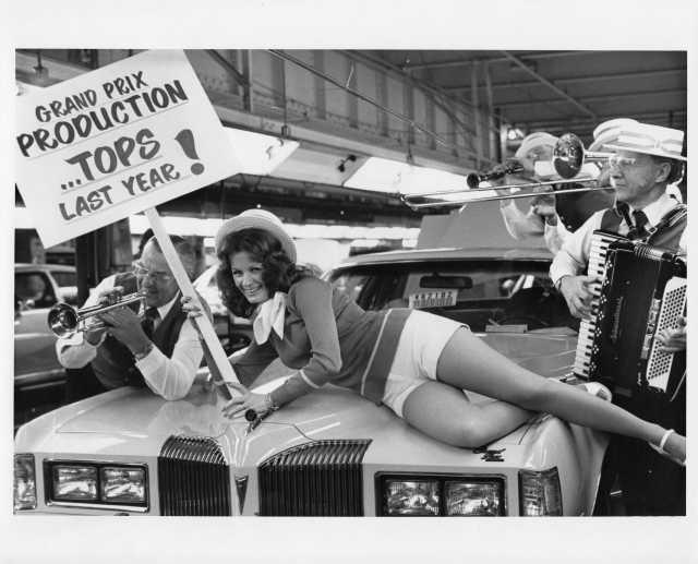 1976 Pontiac Grand Prix Production Sets New Record Press Photo and Release 0040