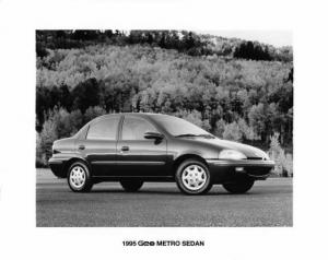 1995 Geo Metro Sedan Press Photo 0002