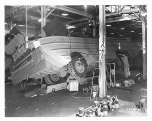 1942-1945 DUKW Factory Production Press Photo - GMC CCKW Truck - Duck Boat 0007