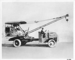 1917-1919 Mack Model AC Truck with Crane Factory Press Photo 0003