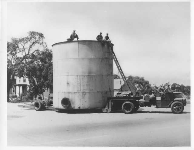 1923-1927 Era Mack Truck Press Photo 0040 - Hauling a Large Tank
