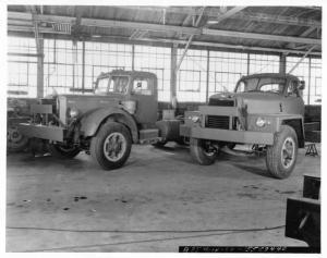 1950s Era Mack Truck Factory Press Photo 0081