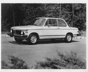 1976 BMW 2002 Sports Sedan Press Photo and Release 0003