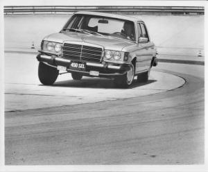 1976 Mercedes-Benz 450 Series Press Photo and Release 0005