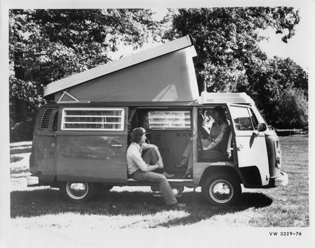 1976 VW Volkswagen Campmobile Microbus Station Wagon Press Photo & Release 0001