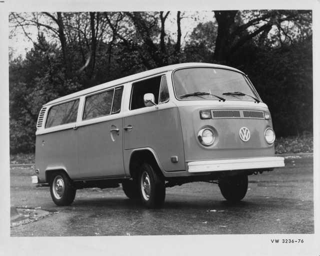 1976 VW Volkswagen Bus Station Wagon Press Photo and Release 0002